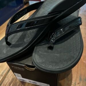 Vionic Tide black patent sandal 12